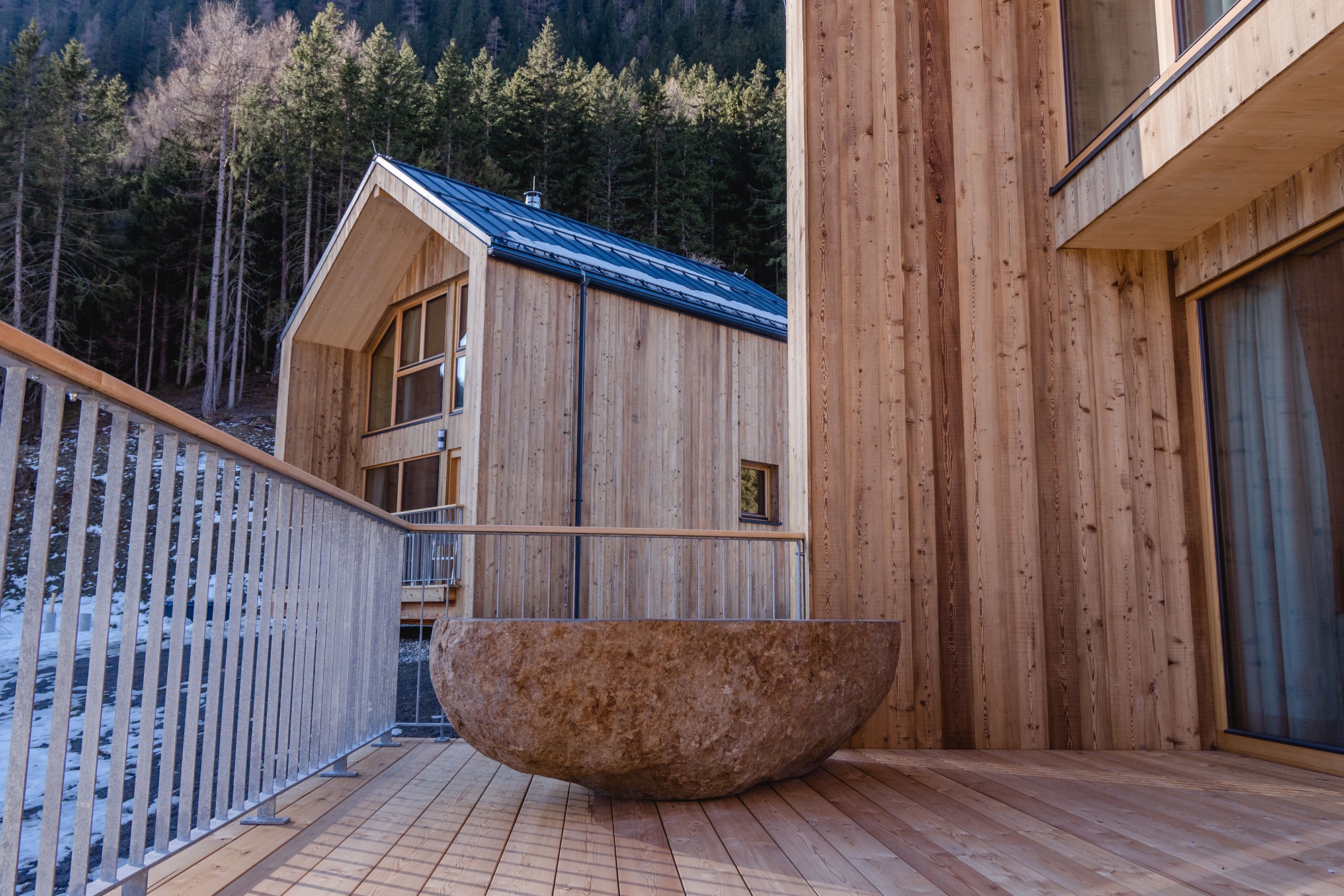 Steinbadewanne auf der Terrasse mit Bergblick