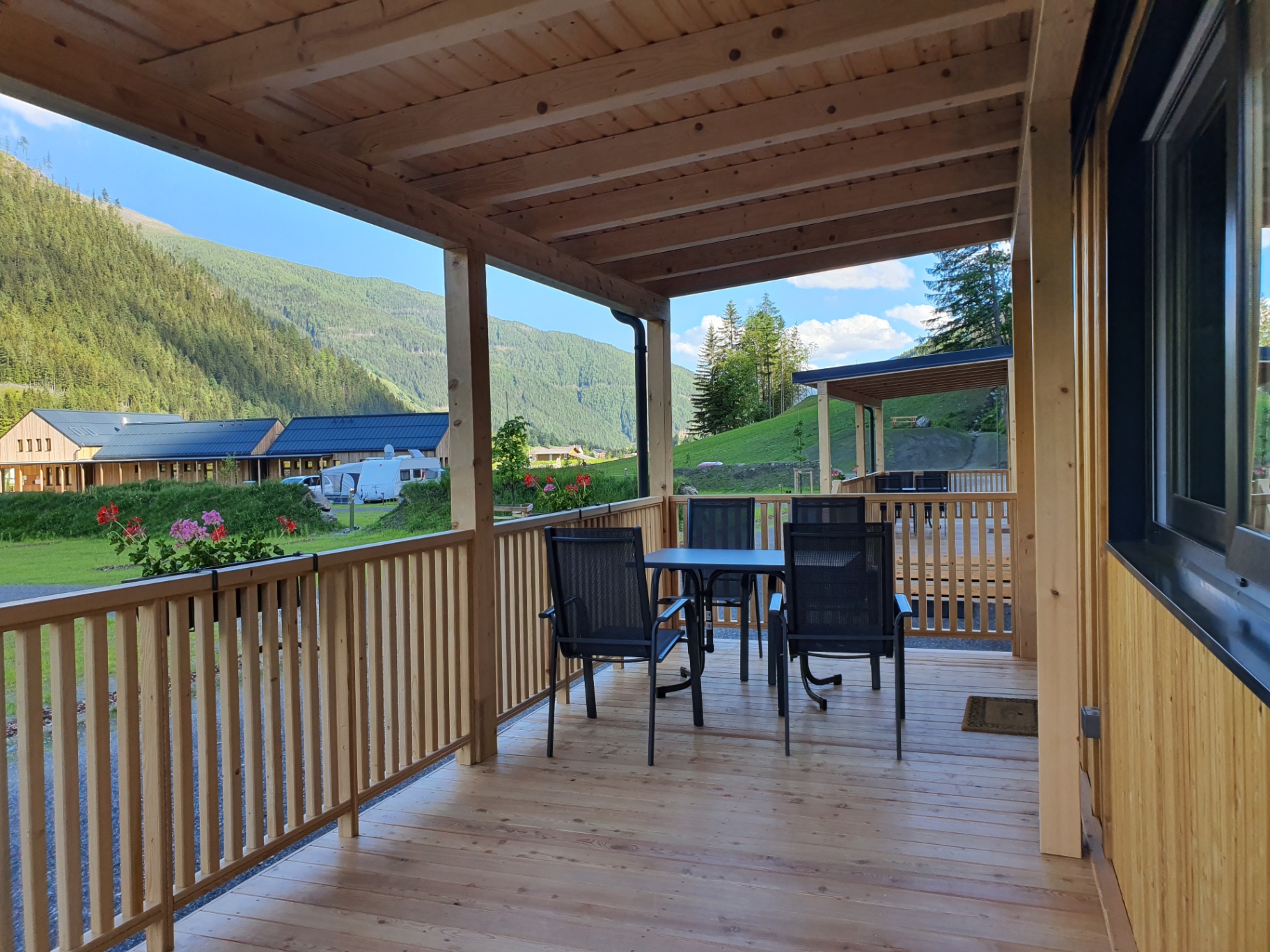 Überdachte Mobilhome-Terrasse mit Bergblick