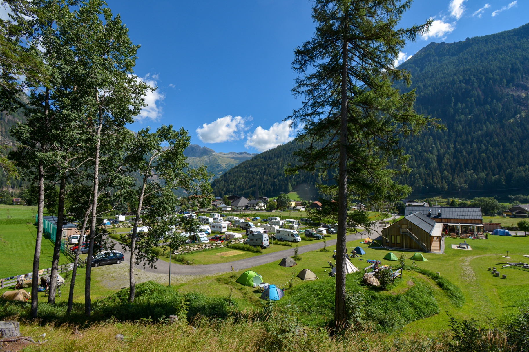 Campingplatz Übersicht mit Wohnmobilen und Zelten