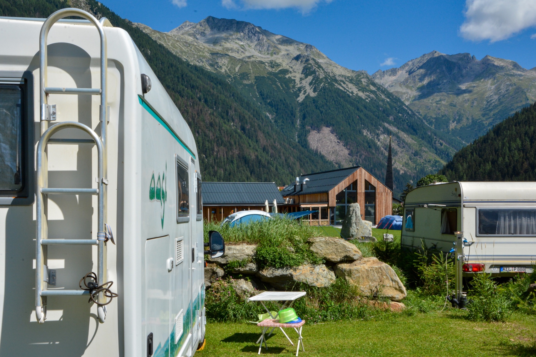 Wohnmobil vor Bergpanorama in Mallnitz