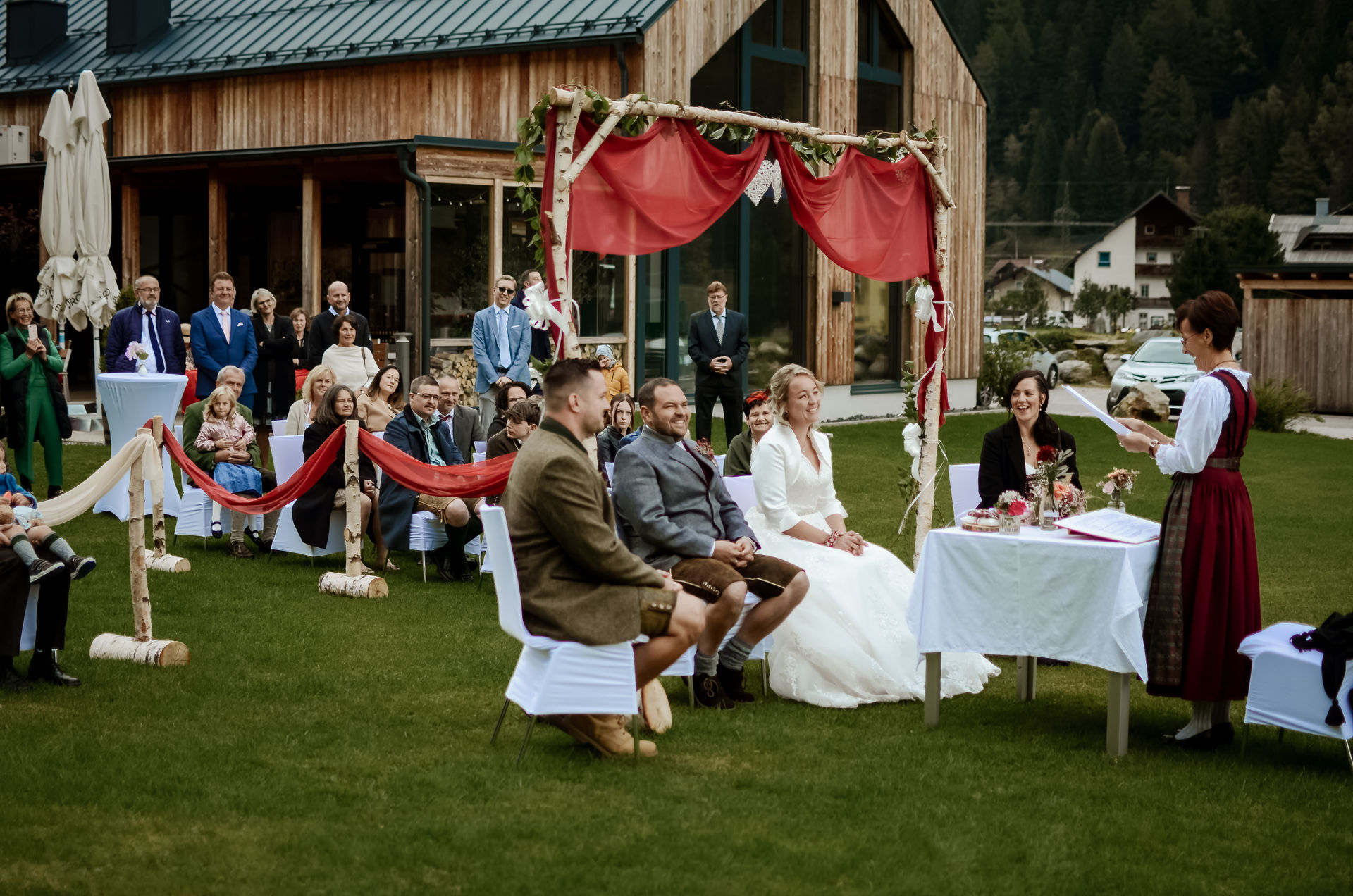 Hochzeit im Freien vor Bergkulisse
