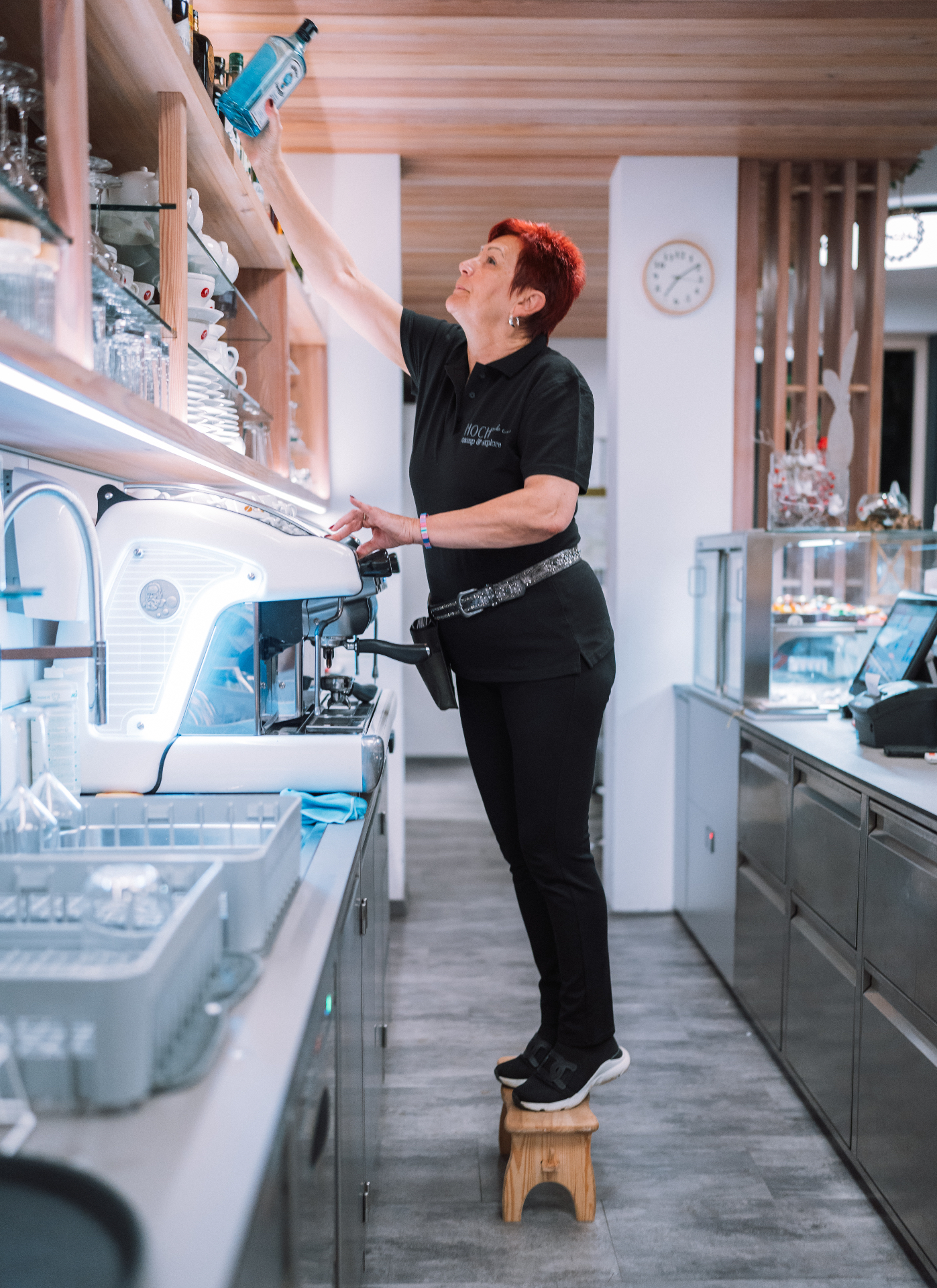 Evelyn Glantschnig an der Bar im HOCHoben Restaurant