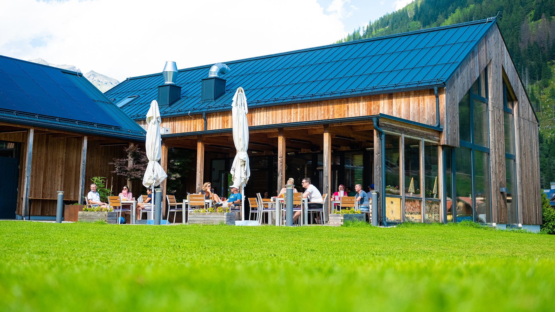 Restaurant HOCHoben Innenraum mit Bergblick